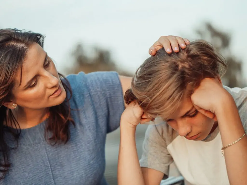 Madre teniendo un conflicto con su hijo adolescente