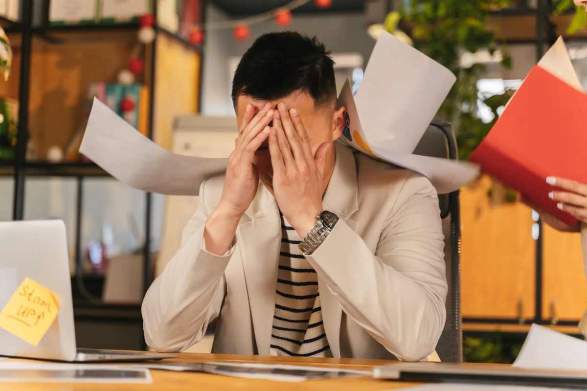 Adulto en el trabajo con un ataque de burnout