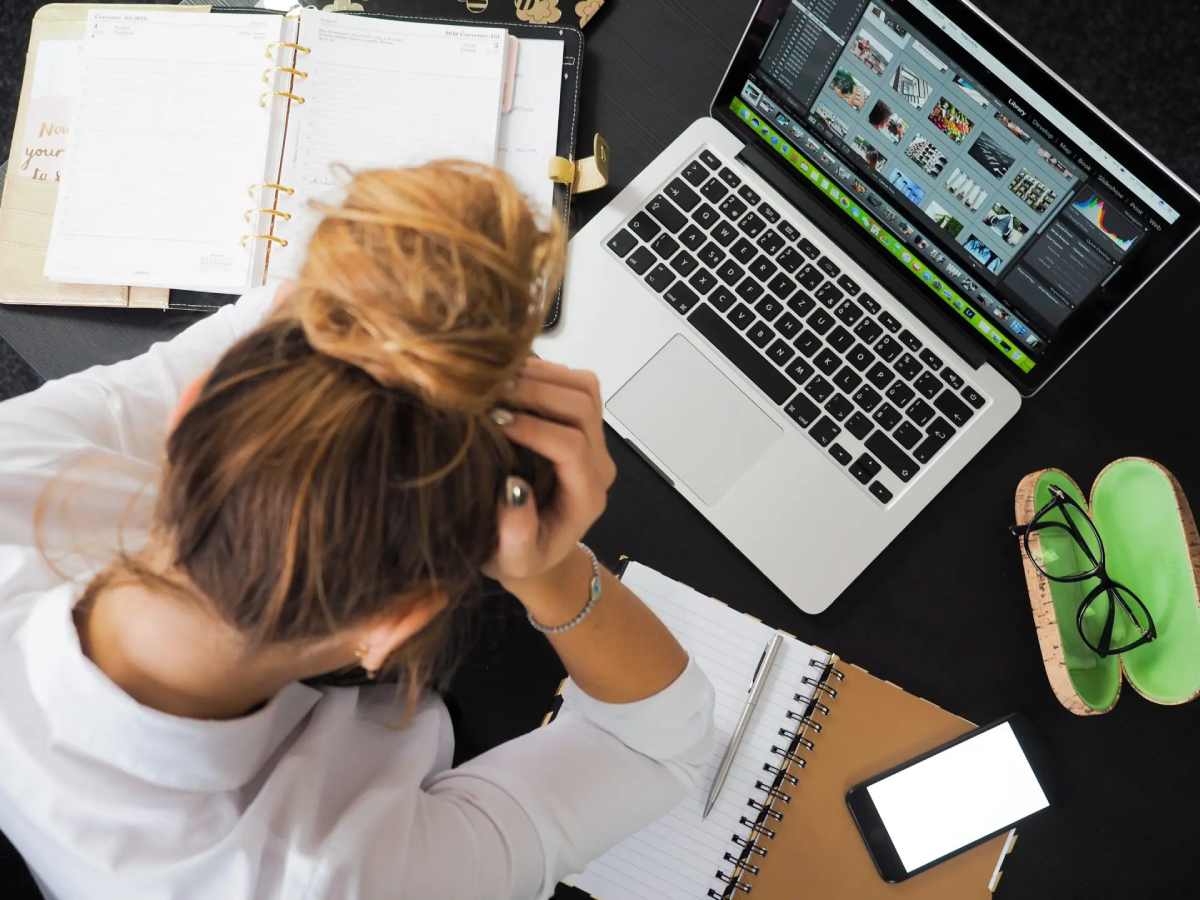 Chica joven sufriendo un ataque de burnout en el trabajo